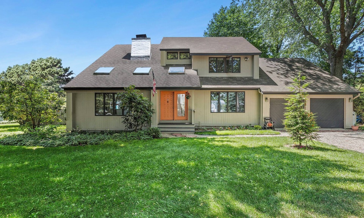 Westhampton Beach House | Westhampton Beach Village Location! 6 Bedrooms! 3,600 sqft with pool hot tub