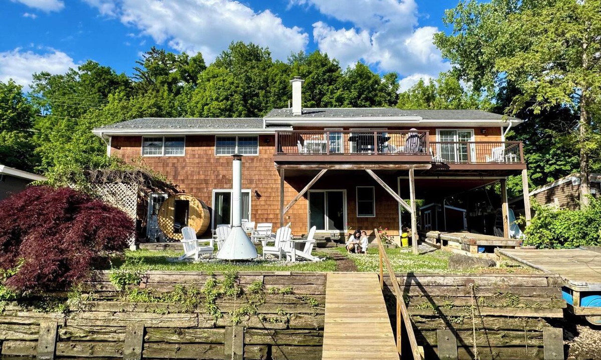 Saugerties South House | Where Esopus Creek Meets the Hudson | Sauna Hot Tub Private Dock