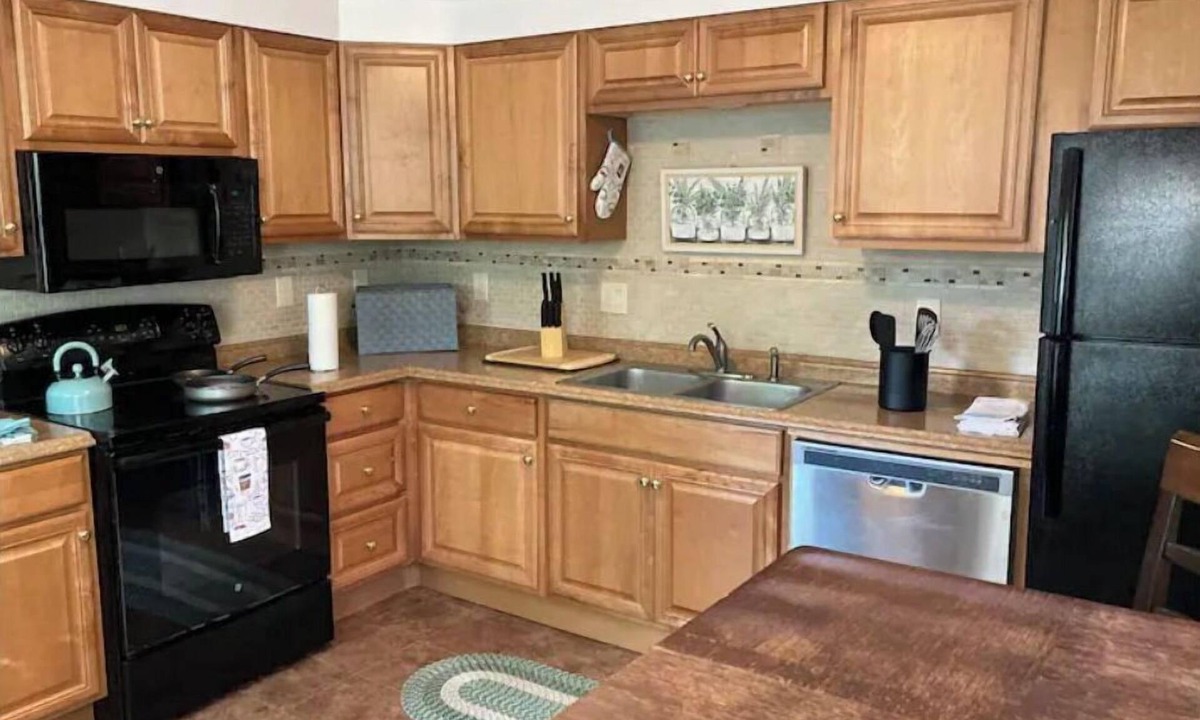Dover Apartment | 🍷Wine & WiFi✔️at Riverwalk! Full Kitchen - Parking!