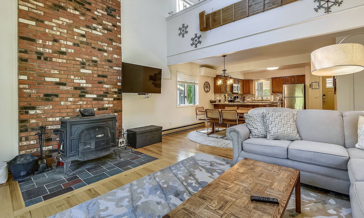 Killington House | Winter Brook newly renovated The Killington golf course and Green Mountain National Golf Course are just a few minutes from this location. 2 Free Day Passes to Killington Rec Center Pool. (diving board available)