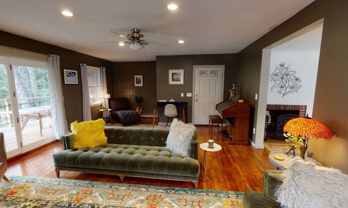 Mendon House | Winter Lore – 4BR Vermont Getaway | Hot Tub, Game Room & Pet Friendly.