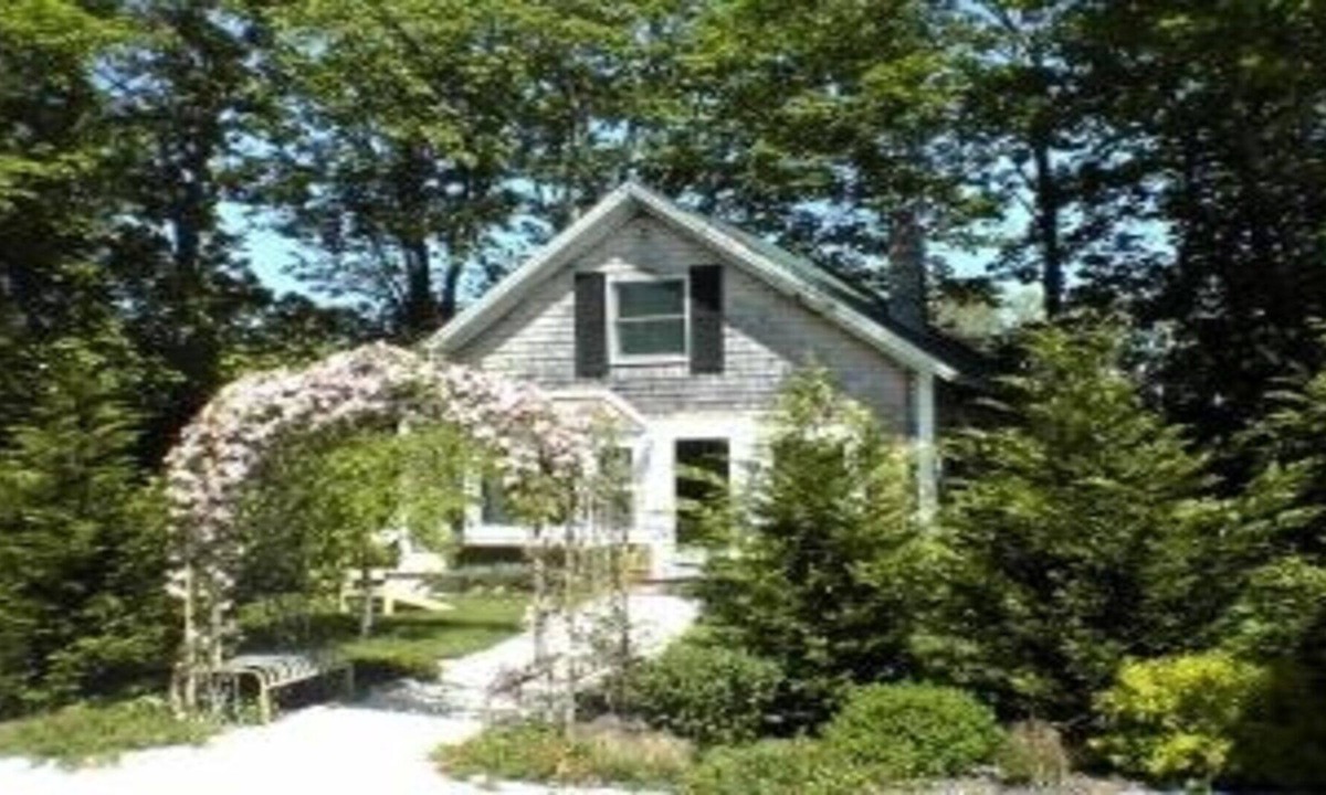 Tisbury Cottage | Wonderful Cottage in town Vineyard Haven, close to everything