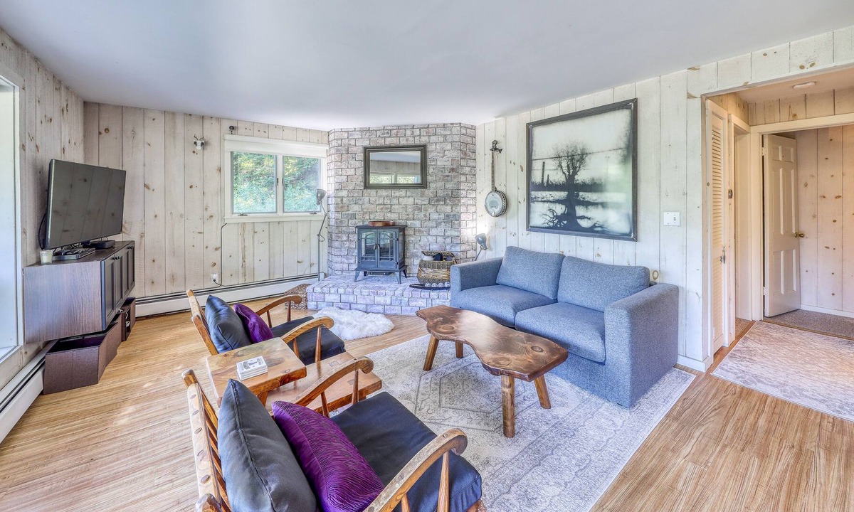 Winhall House | Wonderful Getaway Near the Slopes W/ Free WiFi. Scenic Deck, & Full Kitchen!