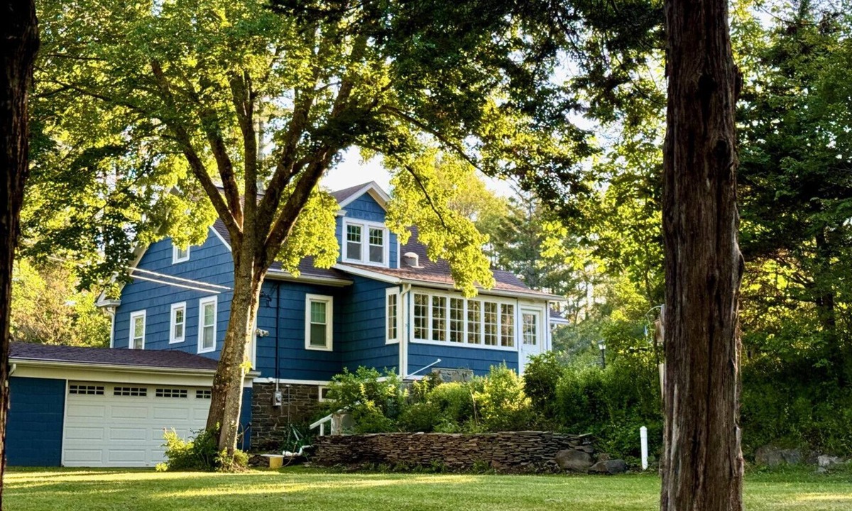 Saugerties House | Woodstock Farmhouse/Hot tub, Gardens,EV charger, Firepit, Pet/Family Friendly