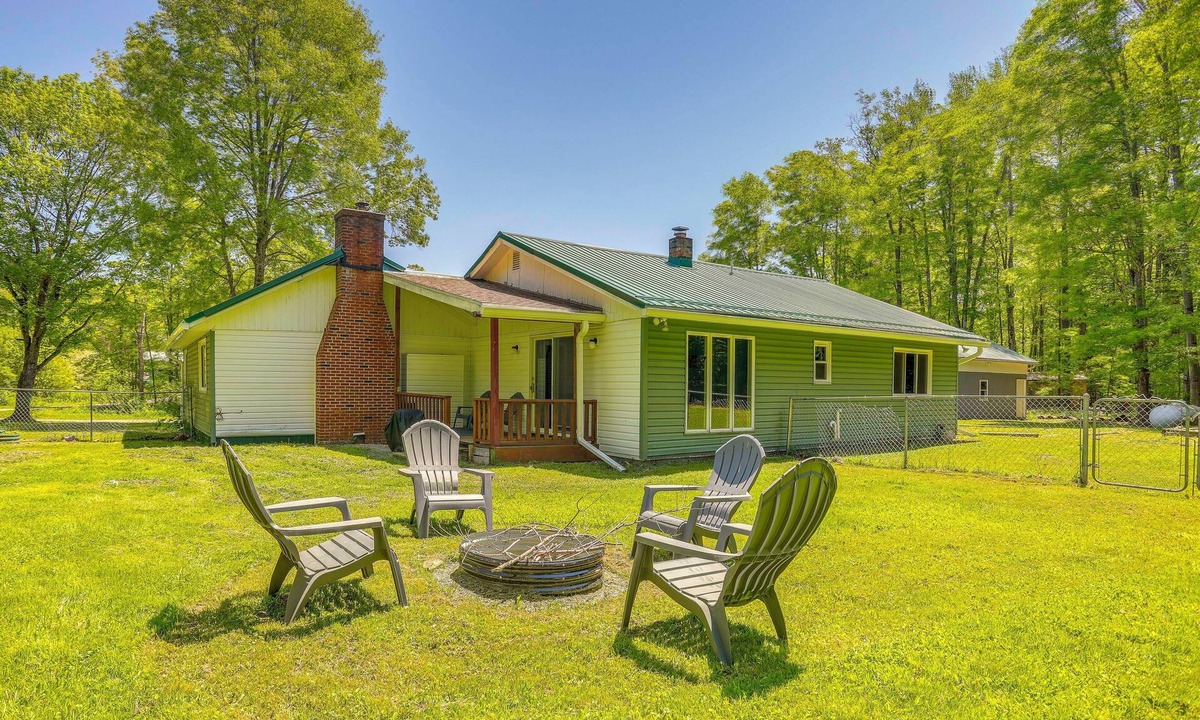 Cassadaga House | Woodsy Home Near Cassadaga Lakes: Pets Welcome!