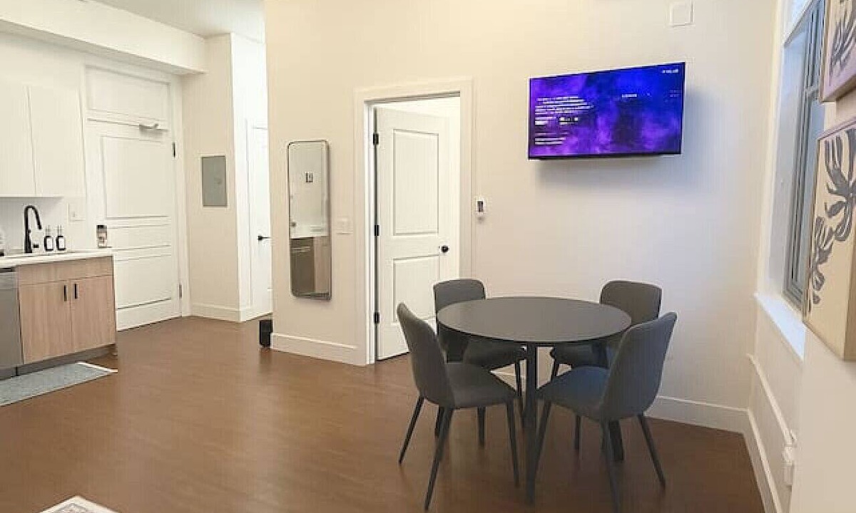 Downtown Apartment | Yale Deluxe Modern Apartment