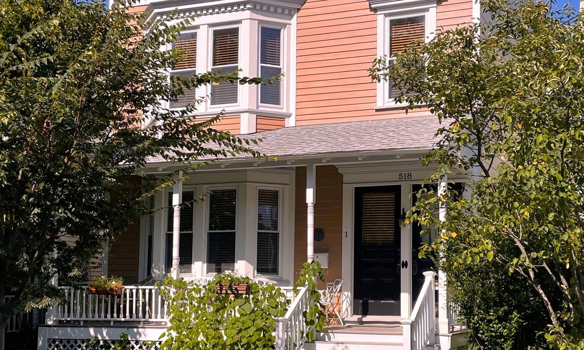 Hudson Apartment | You're in the Pink at a lovely and comfortable1900s home in a quiet neighborhood