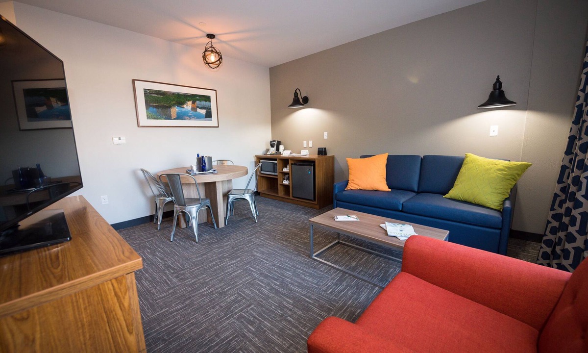 Circleville Resort | Your Home Away From Home! 2 Onsite Swimming Pools and Arcade, Free Parking