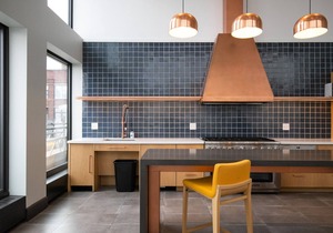 Airy West Loop Studio w/Gym, Pool, Coworking, walk to UIC, by Blueground in Chicago