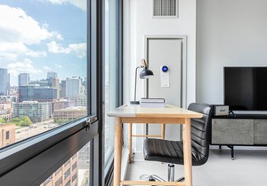 Airy West Loop Studio w/Gym, Pool, Coworking, walk to UIC, by Blueground in Chicago