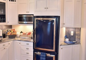 Beautiful, updated 3 bedroom home with parking for 8 cars in downtown Newport