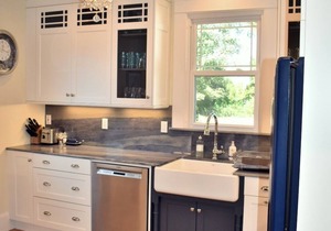 Beautiful, updated 3 bedroom home with parking for 8 cars in downtown Newport