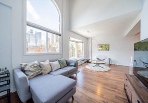 Chic Downtown Mid-Century Home Free Parking in Toronto