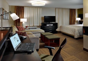 King Studio. Free Breakfast. Pool. Only 5 Miles from Purdue University. in Lafayette