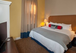 King Suite with Kitchenette & Balcony on Great Diamond Island