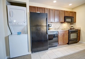 Large Two Bedroom resort steps from Long Wharf, Downtown Newport