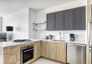 Luxe West Loop Studio w/Gym, Pool, Coworking, walk to UIC, by Blueground in Chicago