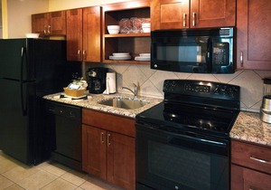 Luxury Suite at oceanfront resort, Downtown Newport, pools at Wyndham Long Wharf