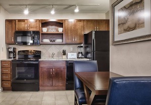 Luxury Suite at oceanfront resort, Downtown Newport, pools at Wyndham Long Wharf