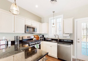 Newly built cottage with gas fireplace, patio, pool & gym - near Kennebunkport