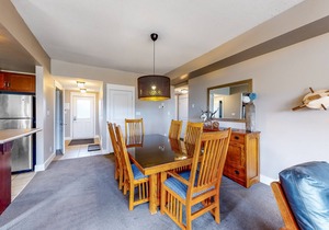 Spacious End Unit Condo w/Board Games, Free WiFi, Patio - near Downtown in The Blue Mountains