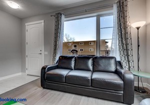 Three-Bedroom with Fireplace #41 Sunalta Downtown in Calgary