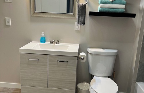 Newport House | 2 Bedroom Rental in Newport w/Parking! Steps away from Thames, Broadway, & DT!