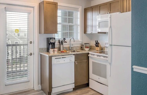 Yachting Village Condo | 3 Bedroom Condo, Sleeps 8, Kitchen, Downtown Newport, Onshore Resort!