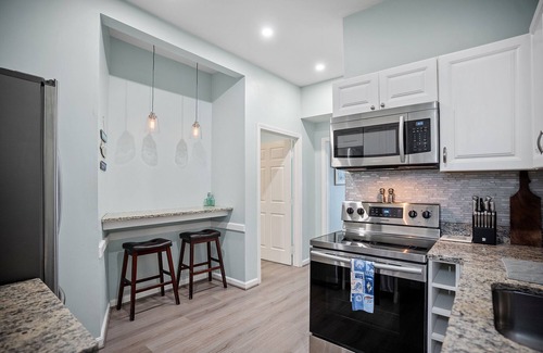 Yachting Village Condo | Beautiful Downtown Apartment on Thames Street, Walk to Everything - Sleeps 6