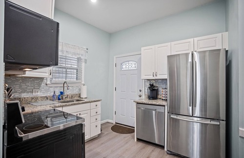 Yachting Village Condo | Beautiful Downtown Apartment on Thames Street, Walk to Everything - Sleeps 6