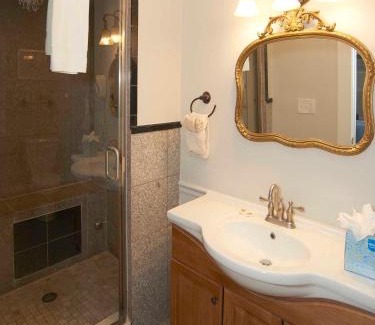 Top of the Hill Bed & Breakfast | Bellevue Manor