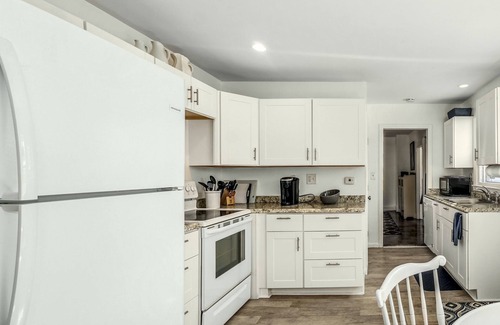 Jamestown House | Charming, Central Jamestown Cottage, walk to town/beach!