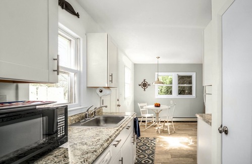 Jamestown House | Charming, Central Jamestown Cottage, walk to town/beach!