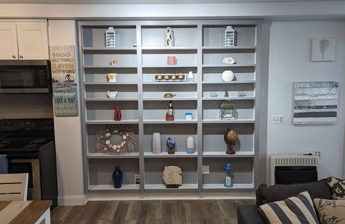 Fifth Ward Apartment | DOWNTOWN NEWPORT HOTSPOT! Private Parking included-convenient. Over 100+review's