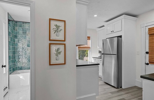 Warren House | Lookout on Liberty | Renovated | 7 beds + parking