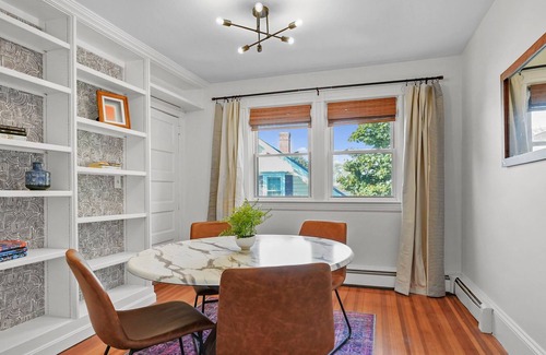 Warren House | Lookout on Liberty | Renovated | 7 beds + parking