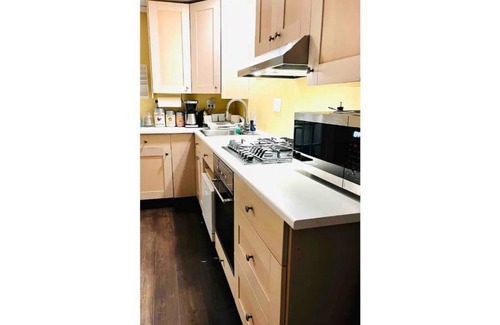 Off Broadway Cottage | Modern 1860s Newport Cottage (1 month)
