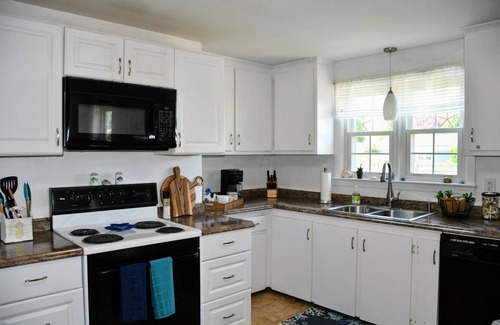 Newport East House | NEW! Comfort, Spacious 2300sqft, minutes to Newport