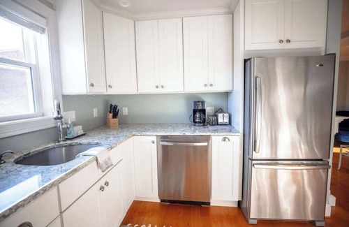Fifth Ward Apartment | Newport's fav Neighborhood 3bed