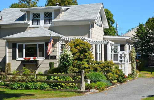 Newport East House | Walk to Beach and Restaurants!