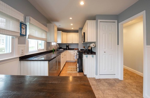 South Kingstown Cottage | 1-bed cottage near RI's best beaches, Boating and URI-Central AC/outdoor shower