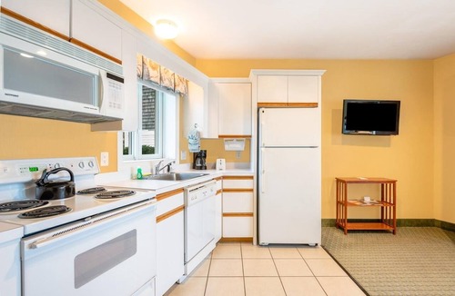 West Yarmouth Apartment | 1 Bedroom 1.5 Bath Townhouse, Green Harbor Resort, Canoe Rentals, Sun Umbrellas