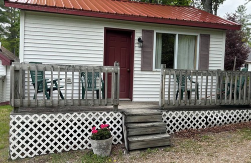 The Forks Cabin | 1-bedroom Cabin with AC in The Forks, sleeps 6, WIFI and TV
