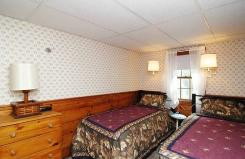 South Yarmouth Cottage | 1 bedroom "Doll house"