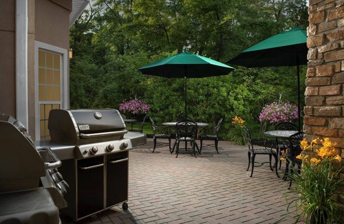 North Brunswick Condo | 1 Bedroom | Free Breakfast. Pool & Hot Tub