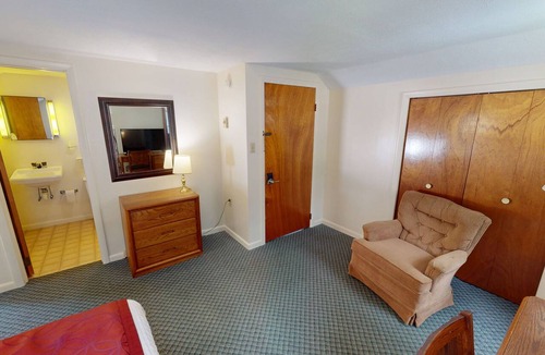 West Eaton Hotel | 1-bedroom hotel room in vibrant Hamilton - #301 Above the Canopy