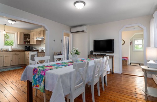 Narragansett Pier House | 1 Block-Ocean! AC, 800 yrd walk to Beach 10 passes incl, walk-shops/restaurants!
