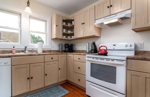 Narragansett Pier House | 1 Block-Ocean! AC, 800 yrd walk to Beach 10 passes incl, walk-shops/restaurants!