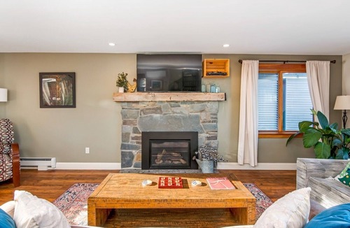 Malletts Bay Apartment | 1 King Bed, 1 Queen Bed in loft, Shower, Soaker TUB SCENIC VIEW OVERLOOKING MALLETS BAY OPEN FLOOR PLAN