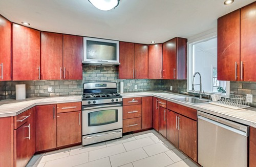 Silver Lane House | 1 Mi to Connecticut River: Home w/Large Backyard
